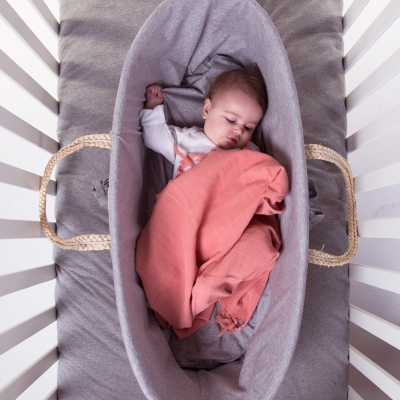 Cos bebe Childhome Moise din coji de porumb cu saltea, Husa Jerse cu Inimioare - designul minunat se potriveste in orice camera